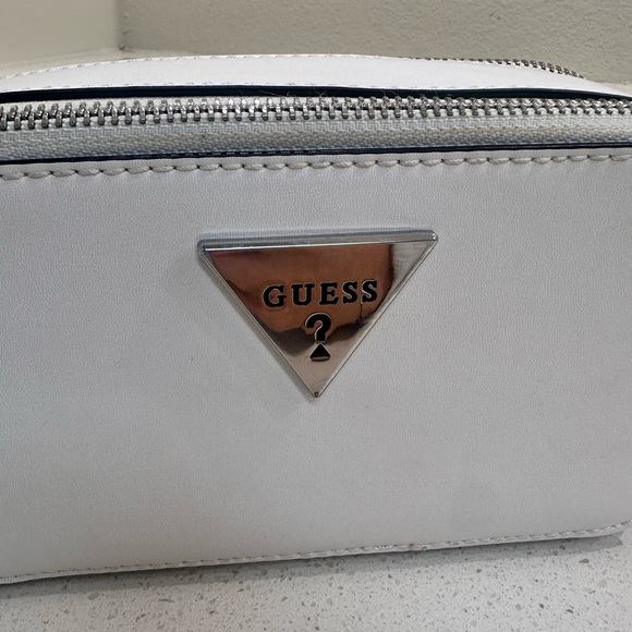 GUESS white crossbody camera purse - Picture 3 of 9